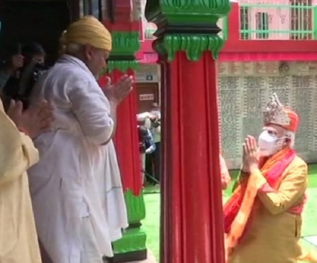 प्रधानमंत्री को पहनाया मुकुट, रामनाम अंकित अंगवस्त्र भेंट